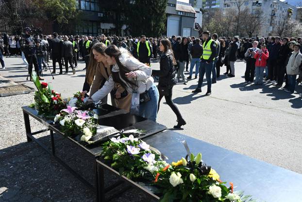 Skopje: Građani ispred Tehnološkog fakulteta upalili svijeće za sve poginule u požaru