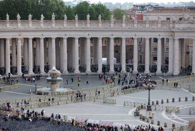 Rim: Brojni vjernici na Trgu sv. Petra čekaju procesiju s tijelom pape Franje