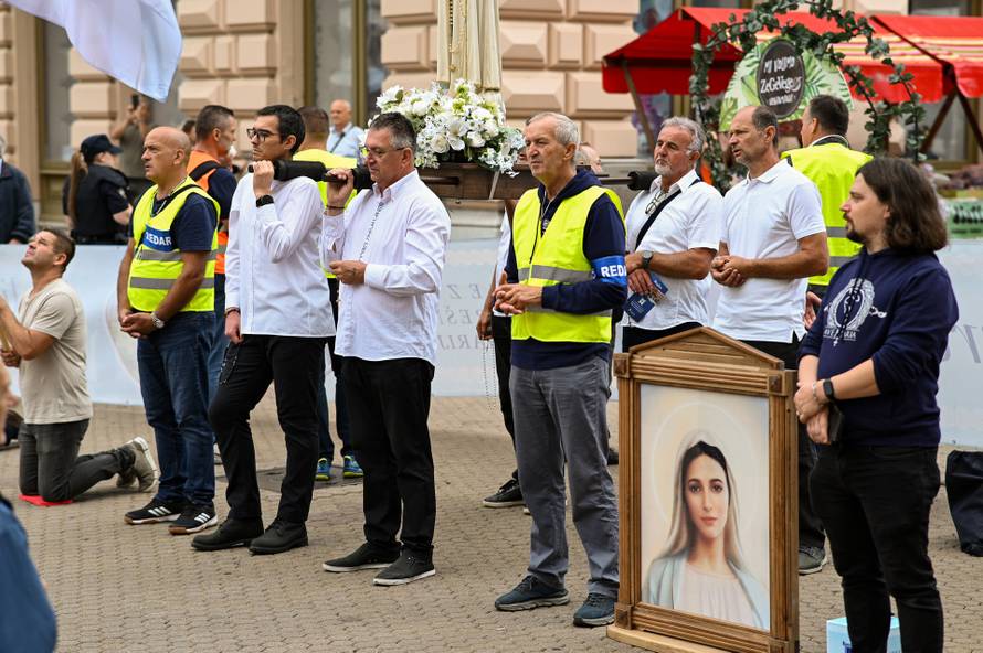 Zagreb: Muška molitva krunice na Trgu bana Josipa Jelačića
