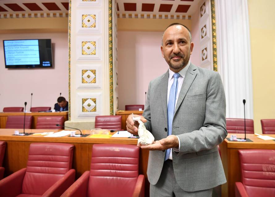 Zekanović mahao vrećicom s bijelim prahom u Saboru: 'Ovo sam pronašao na Pantovčaku'