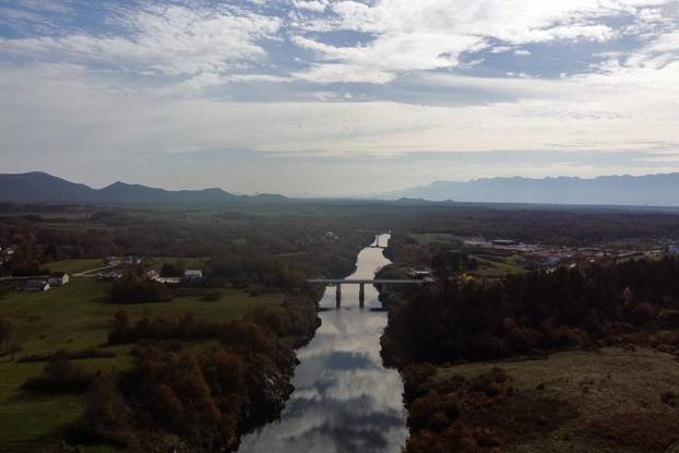 Pogled iz zraka na predivnu rijeku Liku u jesen koja osvaja na prvi pogled