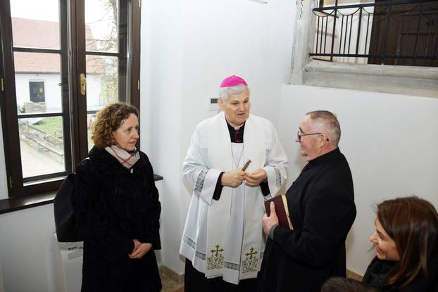 Sisak: Sisački biskup Vlado Kosić blagoslovio je župnu kuću, danas čuvaonicu župe sv. Marije Magdalene u Selima