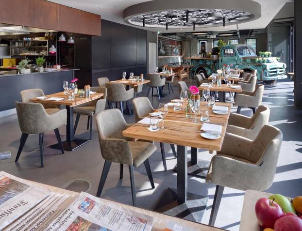 FOTO Jedinstveni hotel za ljubitelje auta: Noć provodite u preuređenim vozilima