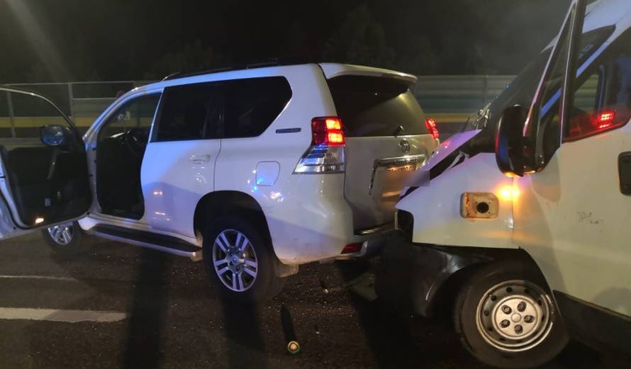 Krijumčario je kombi pun ljudi, zabio se u blokadu na Lučkom