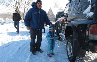 Nisu mogli nikuda: Izletnici s djecom zaglavili su u snijegu