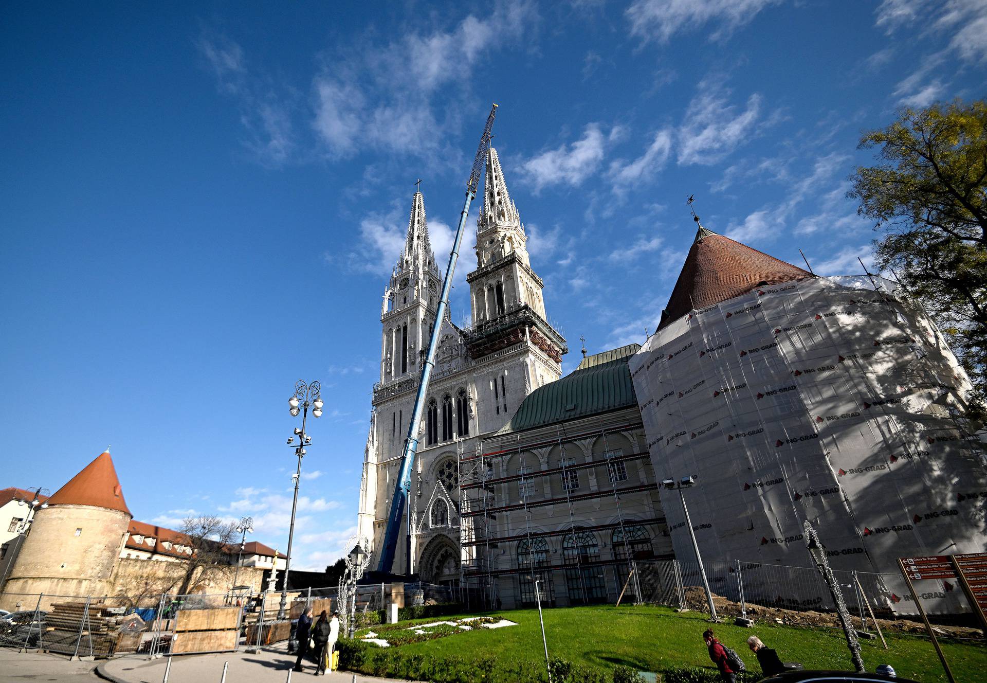 Zagreb: Skidanje skela s katedrale