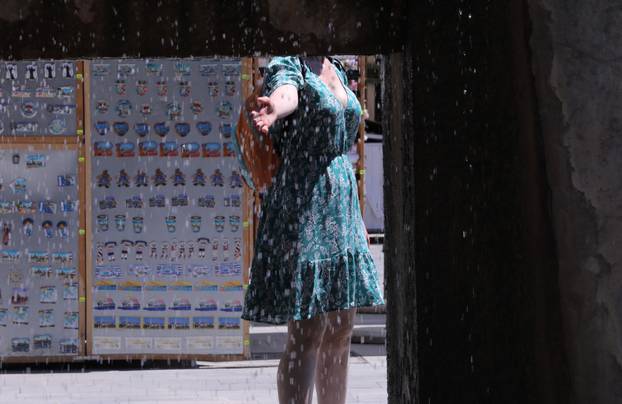 Split: Građani i turisti provode vrijeme u hladovini i traže osvježenje u fontanama