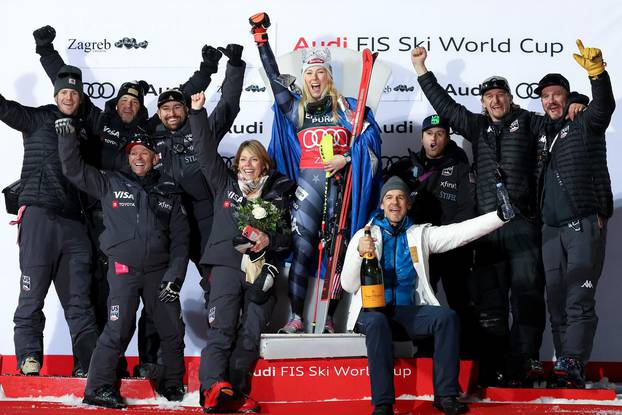 Okrunjena Snježna kraljica Mikaela Shiffrin slavila sa svojim timom na pobjedničkom postolju