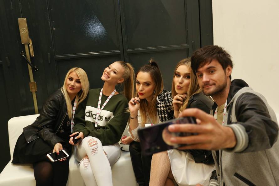 Youtuberi završavaju zadnje pripreme prije odlaska na binu