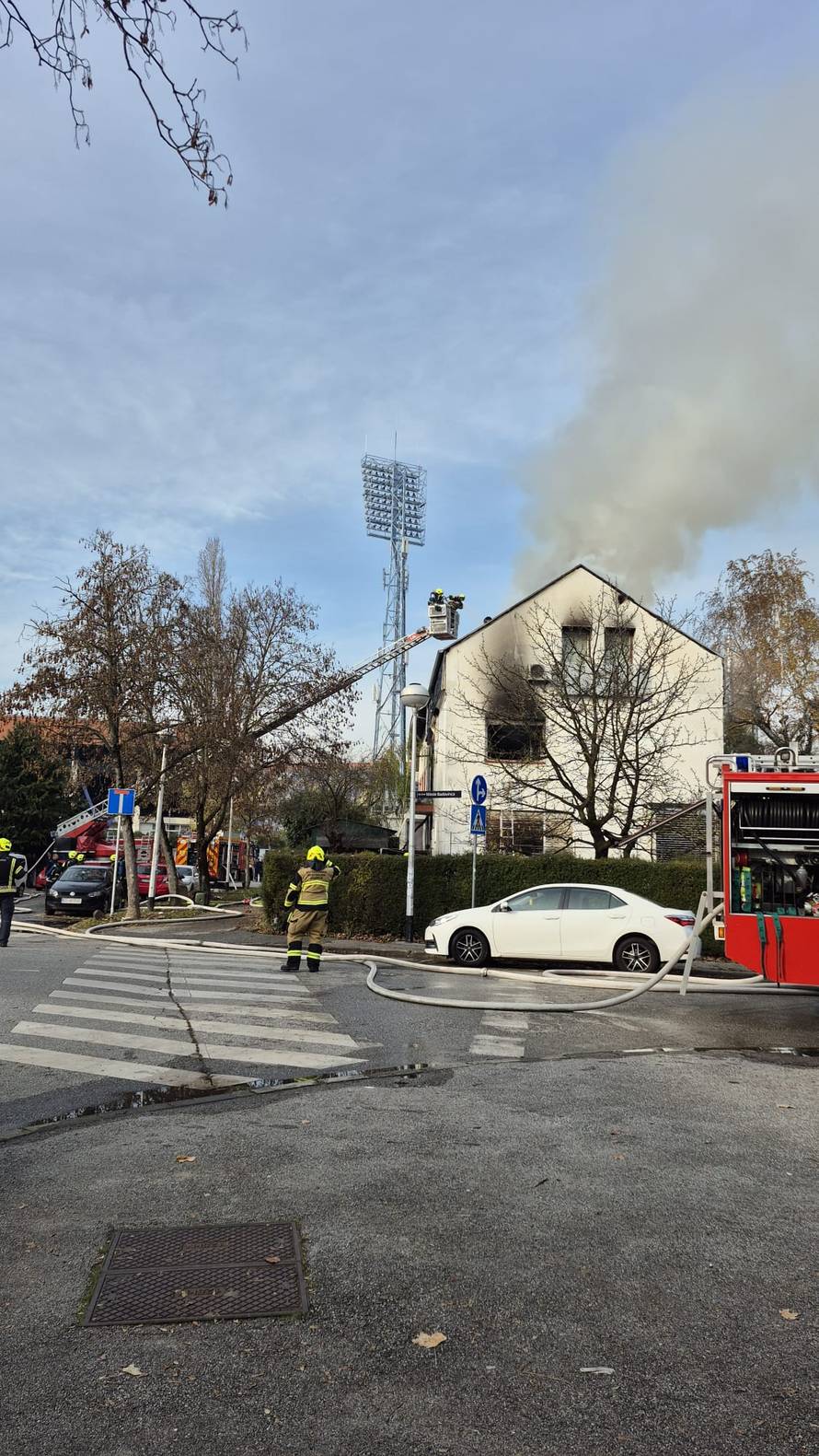 VIDEO Buktinja u Maksimiru: Zapalila se kuća, širi se crni dim
