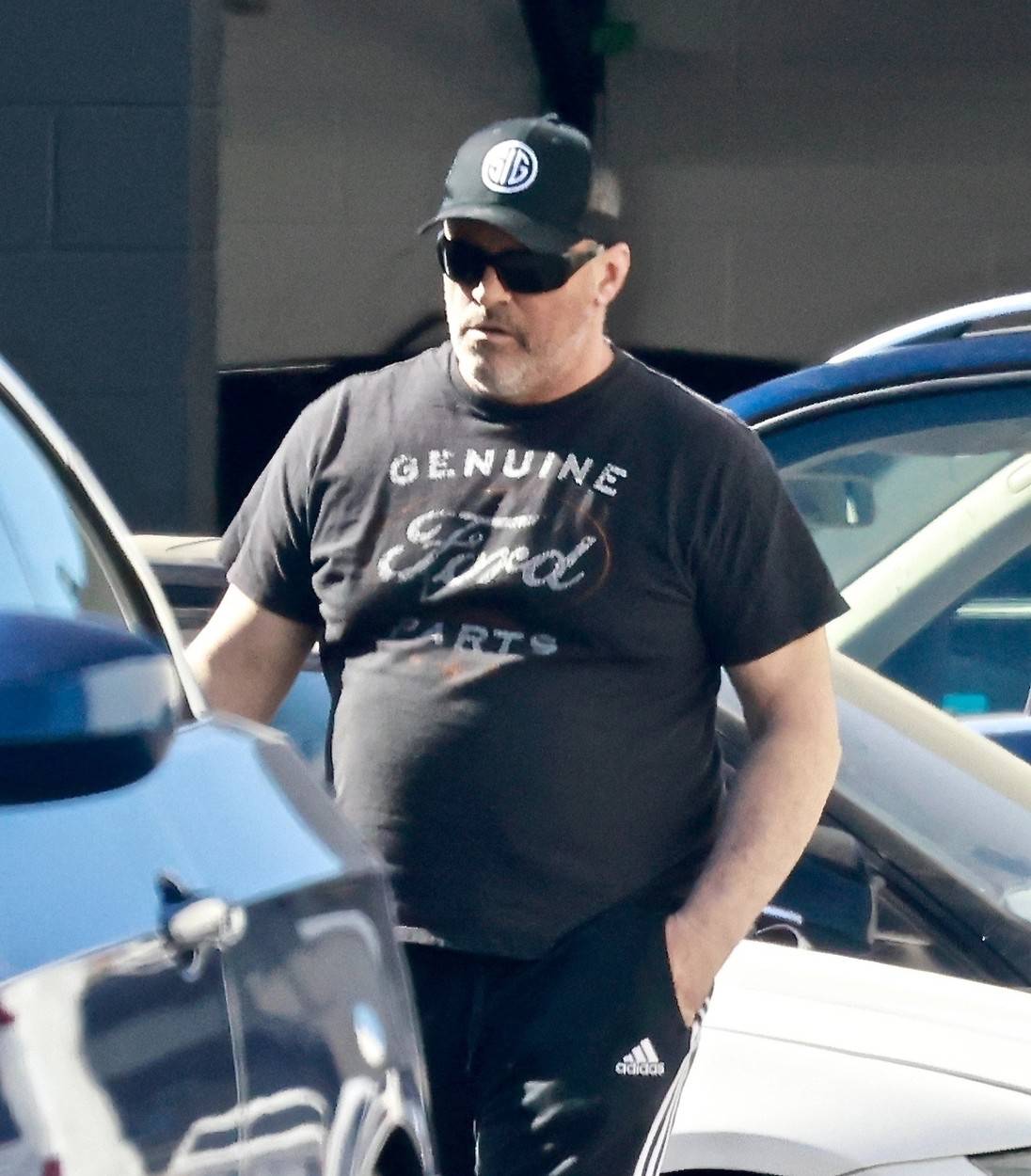 *EXCLUSIVE* Matt LeBlanc check out a car at a body shop with noticeably more weight on him