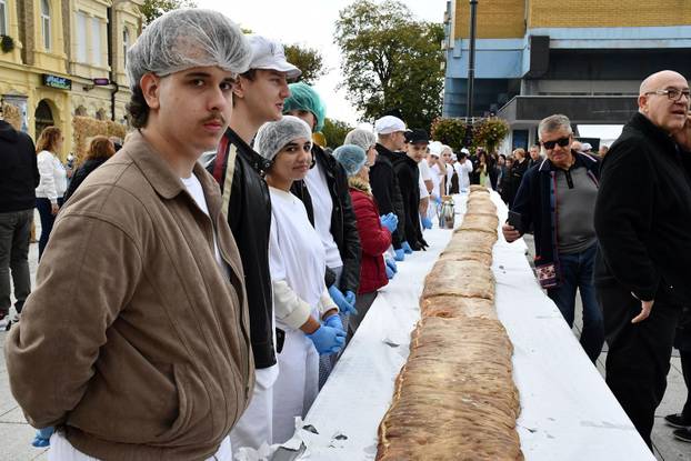 FOTO Slavonski Brod oborio rekord: Na Pogačafestu ispekli pogaču dugačku 20 metara!
