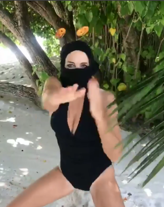 FOTO Baš voli biti gola: Neovisno o godišnjem dobu, Liz Hurley ne izlazi iz bikinija