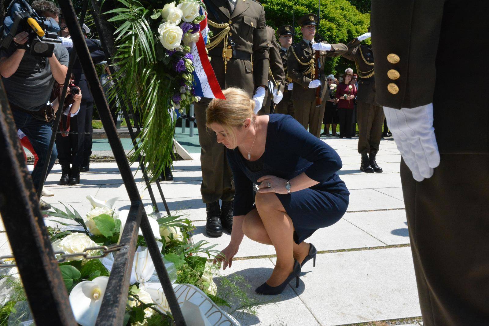 Predsjednica Hrvatske položila cvijeće za djecu poginulu u ratu