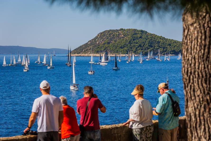 Split:  Pogled sa Sustipana na start Mrduljske Regate