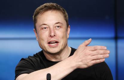Dobro mu je i bez njih: Musk je izbrisao SpaceX i Teslu s Fejsa