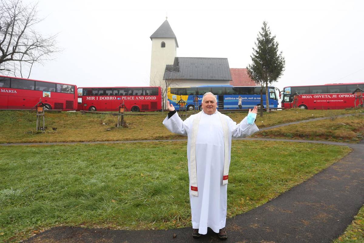 'Crkva na kotačima': Misu prate u busu jer ne mogu ići u crkvu