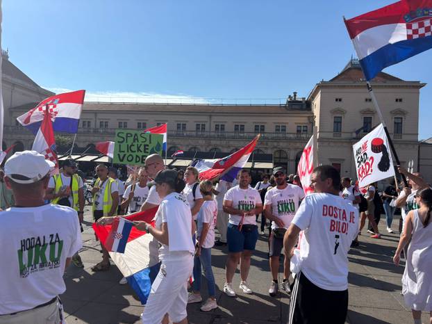 MOJA LIKA NEĆE PASTI Prvi prosvjednici stigli na Glavni kolodvor. Pogledajte fotke