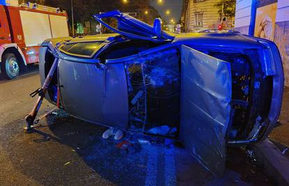 Teška nesreća u Zagrebu: Auto na boku. Vozač u Vinogradskoj!