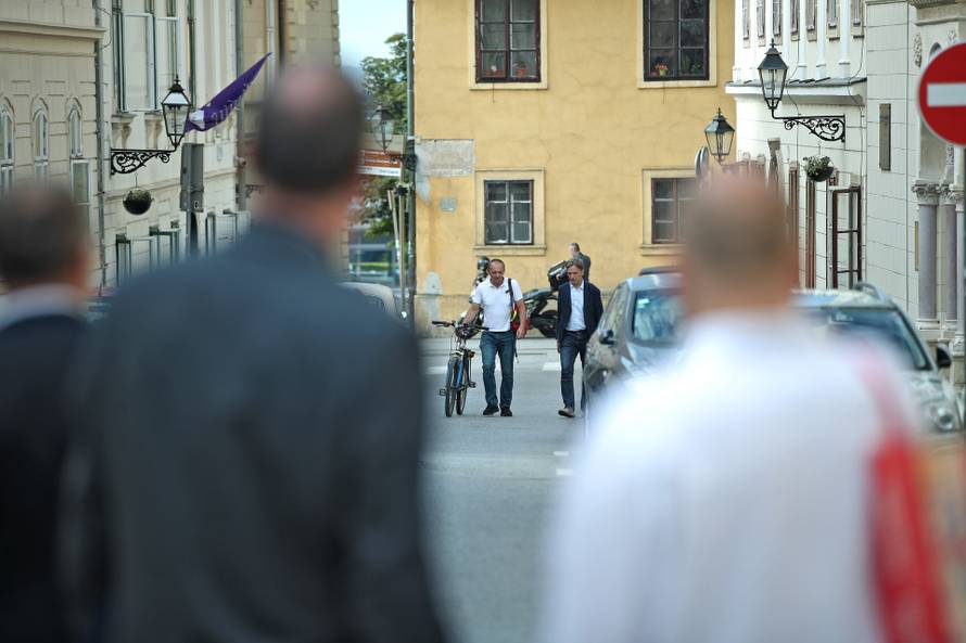 Zagreb: Gradonačelnika ispred Skupštine dočekao prosvjedni performans Udruge za zaštitu okoliša Resnik 