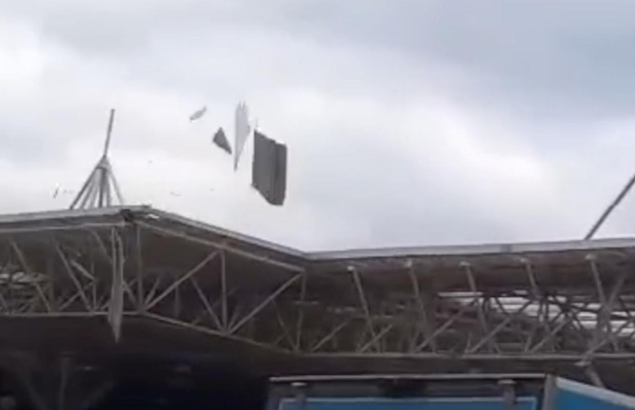 VIDEO Pogledajte kako je vjetar podigao krov na osječkoj tržnici
