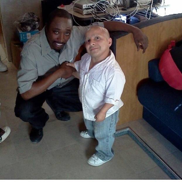 FOTO Ona je visoka 188 cm, a on svega 89 cm. Ljubavni su par: 'U krevetu smo svi iste visine'