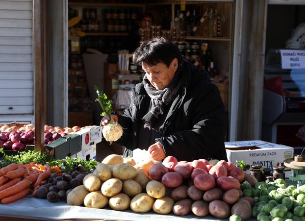 Šibenik: Ponuda vo?a i povr?a na tržnici