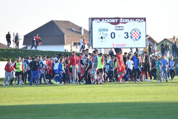 Bjelovar: Gledatelji po završetku susreta pohrlili na teren u nadi da će uspjeti dobiti dres ili bar selfie s igračima Hajduka 