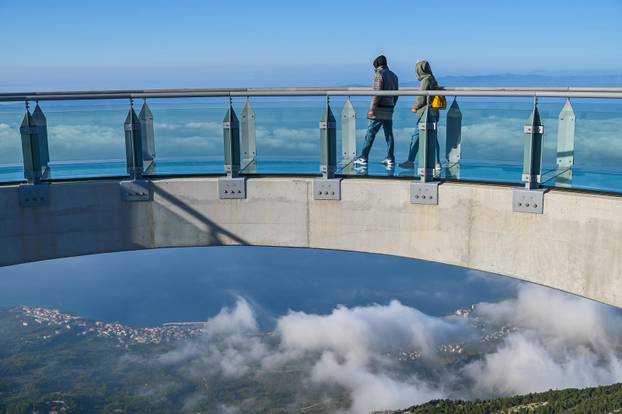 Makarska:  Malobrojni  turisti i izletnici uživaju u spektakularnom pogledu s vidikovca Nebeska šetnica - Skaywalk Biokovo