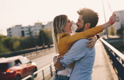 Dvije najveće laži koje sretni parovi govore drugima o vezi