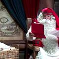 VIDEO Djed Božićnjak u svom domu čitao pisma sa željama djece i poslao poruku mira