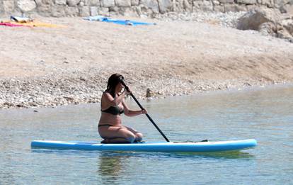 Primošten: Plaže su krcate, svi se žele malo osvježiti u moru