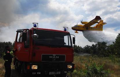 Vatrogasci i air traktori gase 275 ha raslinja kod Gradiške