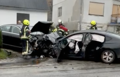 VIDEO Nesreća u Vukomercu: 'Sudarila se tri auta, vatrogasci pokušavaju razdvojiti vozila'