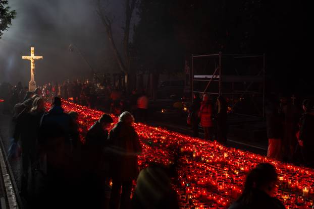 Zagrebačko gradsko groblje Mirogoj po noći