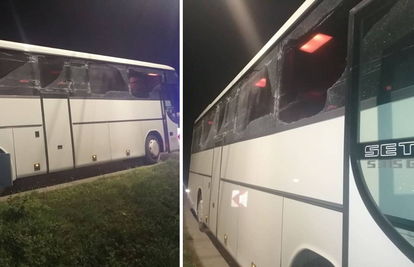 Razbijeni svi prozori: Autobus s vojnicima zapeo je za berač