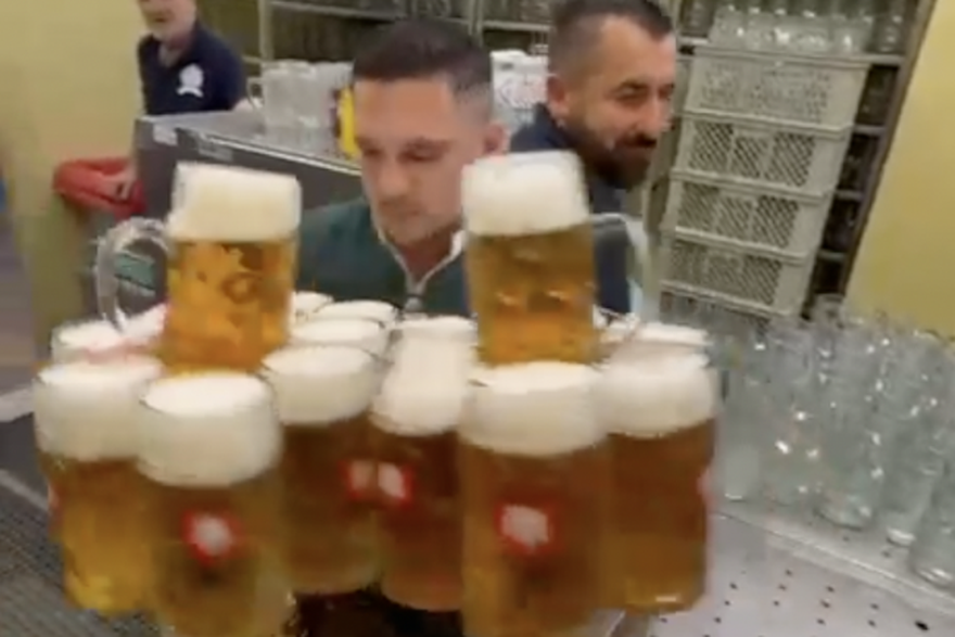 Konobar na Oktoberfestu nosi 18 krigli piva