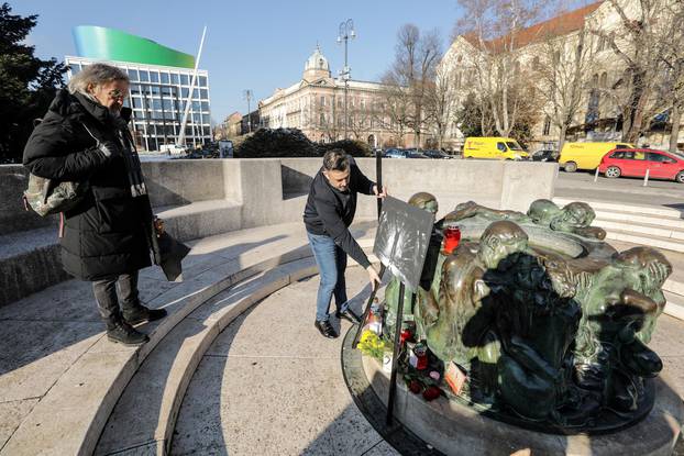 Zagreb: Husein Hasanefendić Hus i prijatelji postavili sliku Akija Rahimovskog kod Zdenca života  i zapalili svijeće 
   