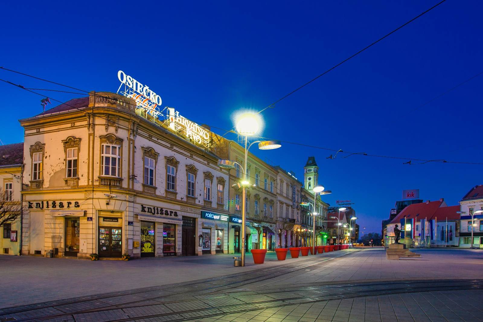 Centar Osijeka u večernjim satima prazan zbog pandemije koronavirusa