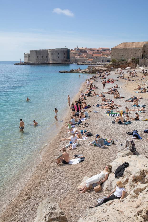 Na Plaži Banje u Dubrovniku kao da je počelo ljeto
