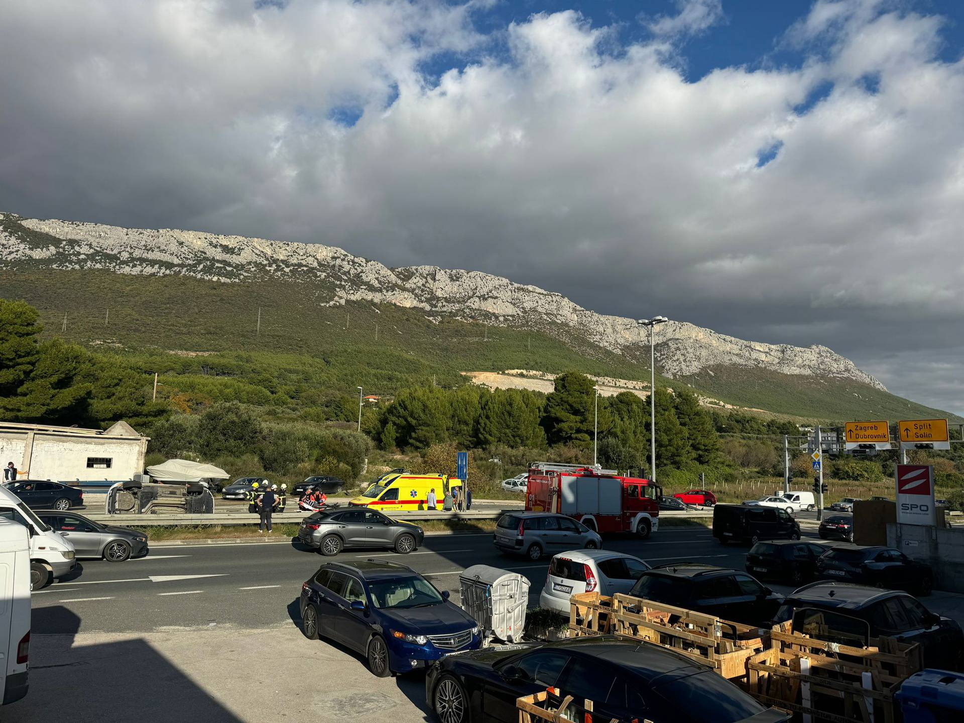 FOTO Auto u nesreći kod Kaštel Sućurca završio na boku: 'Jedan vozač ozlijeđen, staklo posuvda'