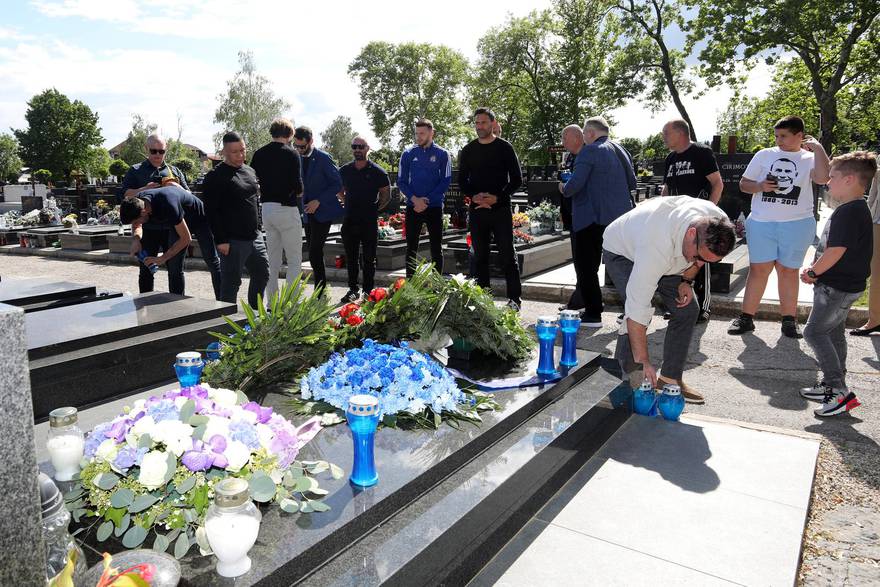 Delegacija Dinama i AIK-a položila vijence i zapalila svijeće povodom 11. godišnjice smrti Ivana Turine