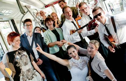 Platili su kartu: Mladenci  na vjenčanje krenuli tramvajem
