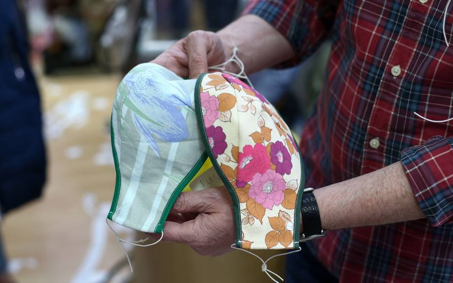 Češka policija nudistima: Bez gaća smijete, ali bez maski ne!