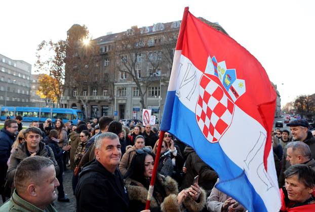 Zagreb: Miro Bulj s kolegama uz prosvjednike protiv COVID potvrda na Trgu žrtava fašizma
