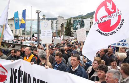 U Sarajevu prosvjed nekoliko tisuća radnika: Lopovi, Lopovi