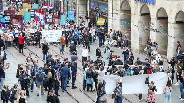 Zagreb: Protuprosvjednice blokirale Hod za život, odnijela ih interventna policija