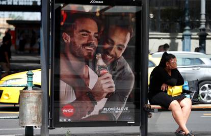 'Ti muškarci se grle, nemojte piti Coca-Colu, to je gay lobij...'