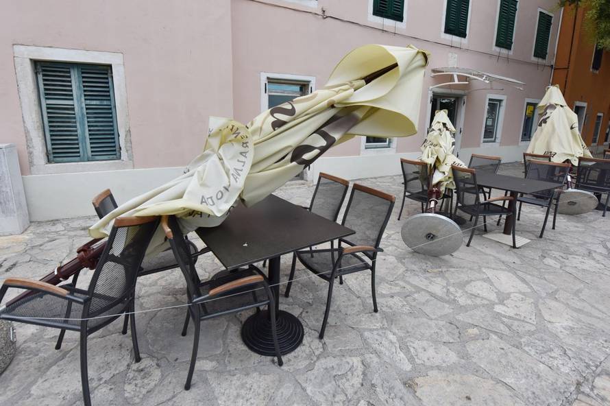 Šibenik: Olujni udari bure noćas dosezali skoro 100 kilometara na sat