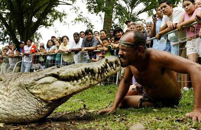 Kostarikanac Gilberto ljubi prijatelja krokodila